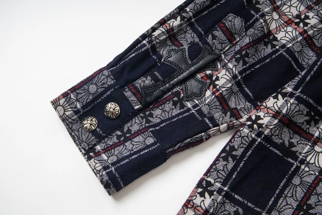 P240 Model No. Y650 CHROME HEARTS/CHROOME HEARTS CH All-over printed dark flower long-sleeved shirt. Custom-woven and dyed pure cotton sesame bottom plaid fabric. The finished fabric is then printed with dark flowers. The whole garment is hand-cut on the grid. The labor cost is high at the end of the year. Genuine leather hand-embroidered sleeves. High-quality distressed children's flower four-button buttons. The first batch on the entire network. Color: black red size: S-XL
